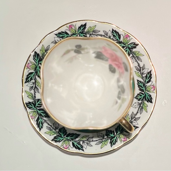 🎈2/$30 - WINDSOR TEACUP & SAUCER. Bone china. Green floral & gold leaf. England - Picture 3 of 8